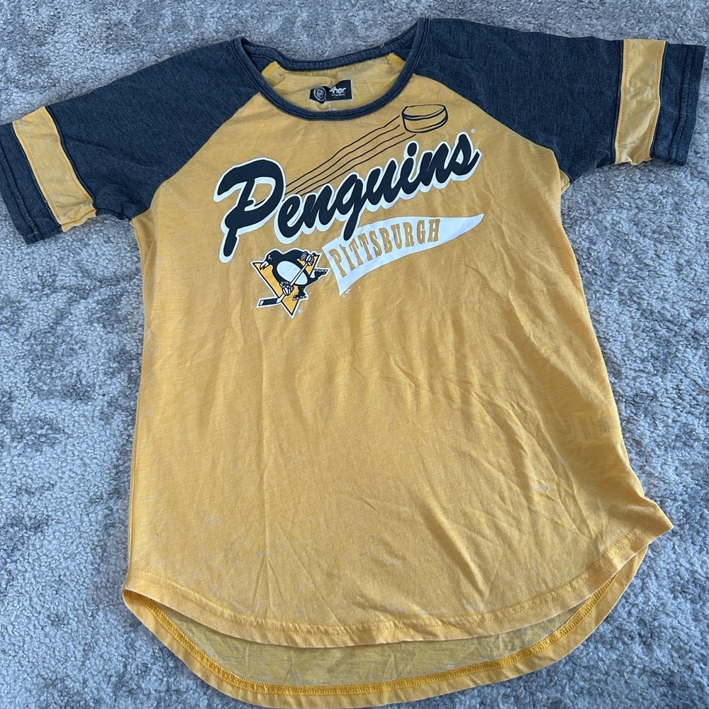 Pittsburgh penguins black & yellow hockey t-shirt size small